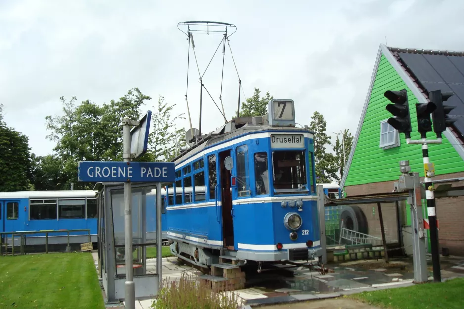 Hoogwoud motorvogn 212 på opstillingssporet ved Groene Pade, Hotellet Controversy Tram Inn (2014)
