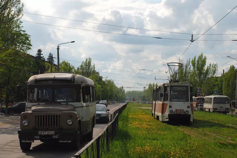 Horlivka sporvognslinje 1 med motorvogn 402 på Prospekt Lenina (2011)