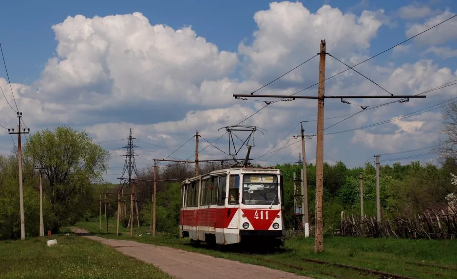 Horlivka sporvognslinje 1 med motorvogn 411 på Radhospna Ulitsa (2011)