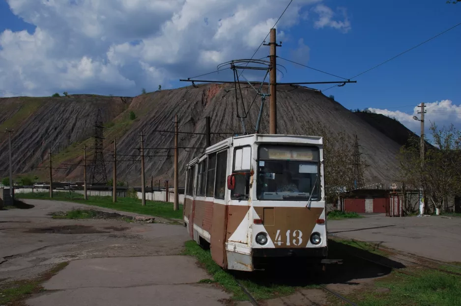 Horlivka sporvognslinje 1 med motorvogn 413 ved Kolhospna Street (2011)