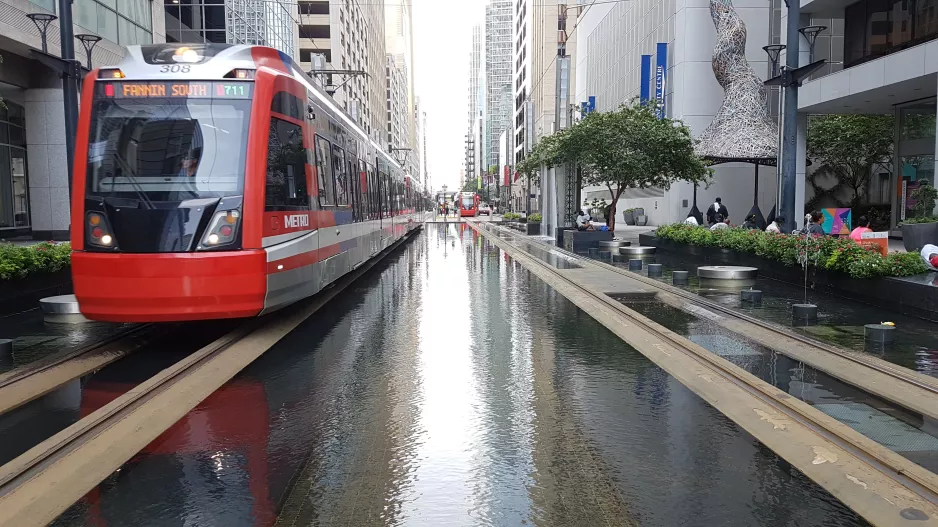 Houston sporvognslinje Rød med lavgulvsledvogn 308 på Main Street (2018)