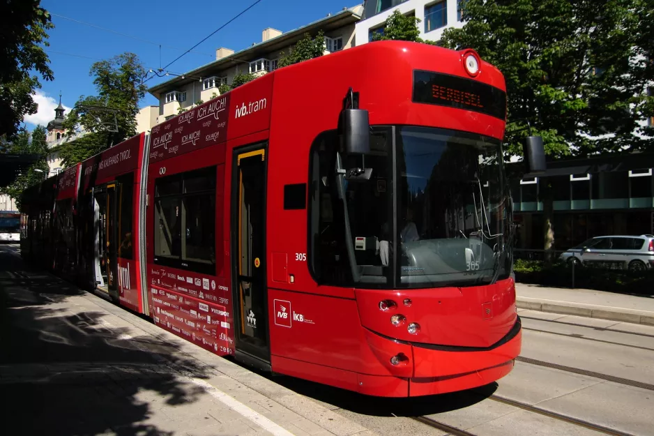 Innsbruck sporvognslinje 1 med lavgulvsledvogn 305 ved Marktplatz (2010)