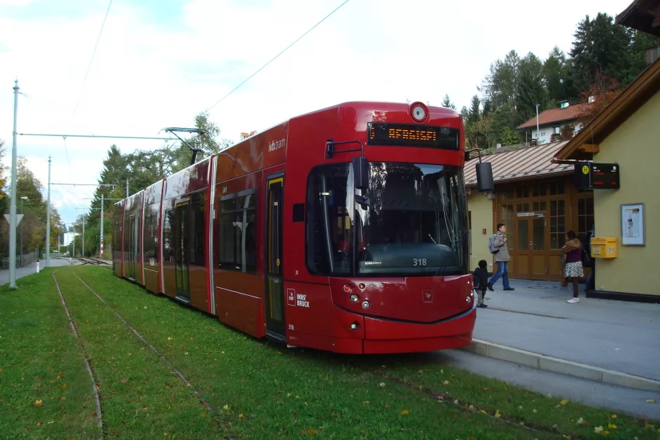 Innsbruck sporvognslinje 6 med lavgulvsledvogn 318 ved Igls (2012)