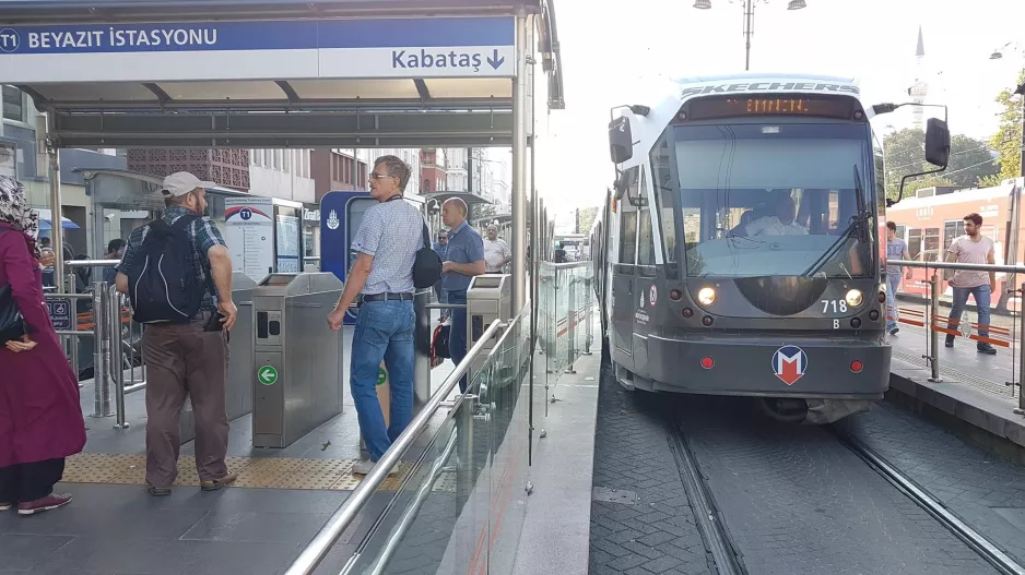 Istanbul regionallinje T1 med lavgulvsledvogn 718 ved Beyazit (2017)