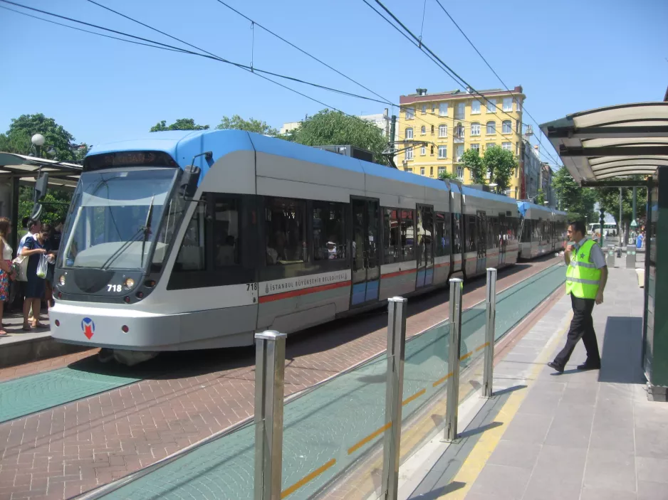 Istanbul regionallinje T1 med lavgulvsledvogn 718 ved Karaköy (2008)