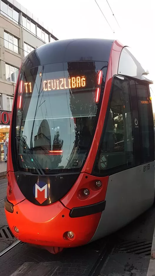 Istanbul regionallinje T1 med lavgulvsledvogn 811 ved Çemberlitaş (2017)