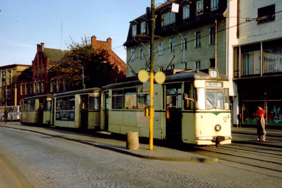 Jena sporvognslinje 1 med motorvogn 075 ved Stadtzentrum (1990)