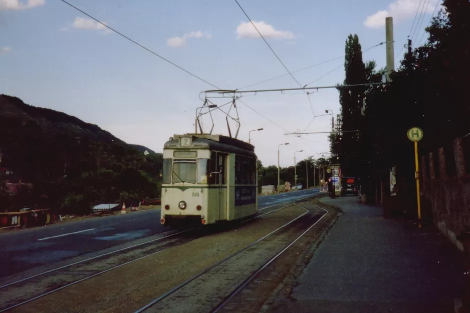 Jena sporvognslinje 2 med motorvogn 045 ved Jena-Ost (1990)