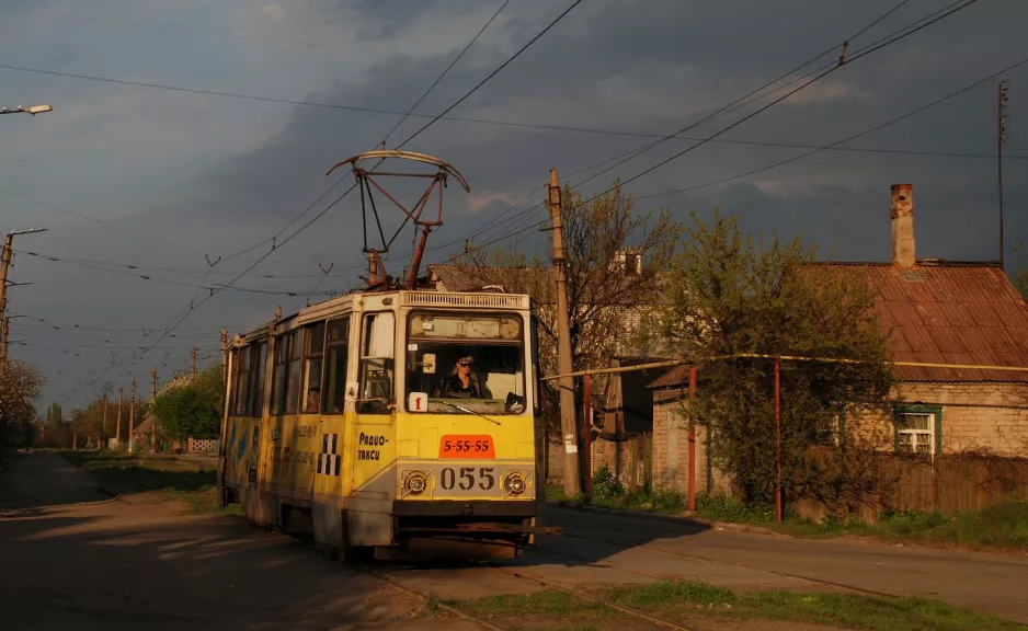 Jenakijeve sporvognslinje 1 med motorvogn 055 på Lermontova Ulitsa (2011)