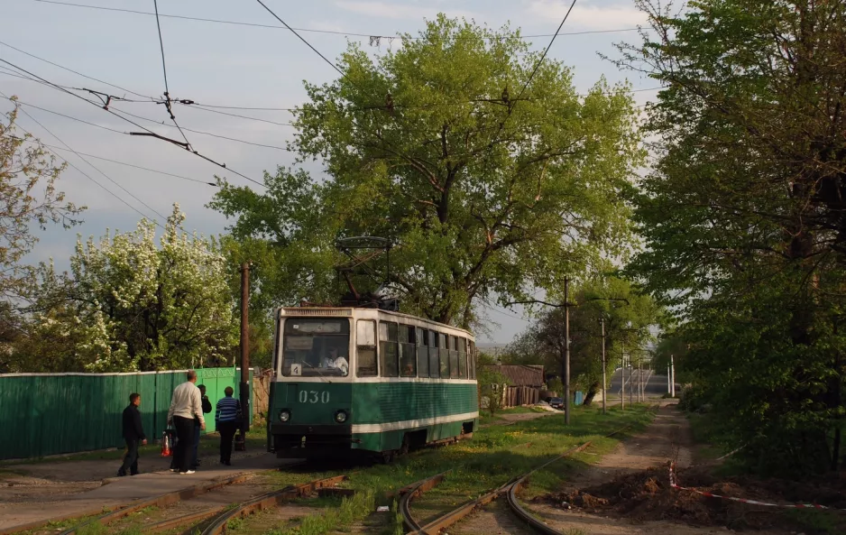 Jenakijeve sporvognslinje 4 med motorvogn 030 i krydset Tiunova Ulitsa/Lermontova Ulitsa (2011)