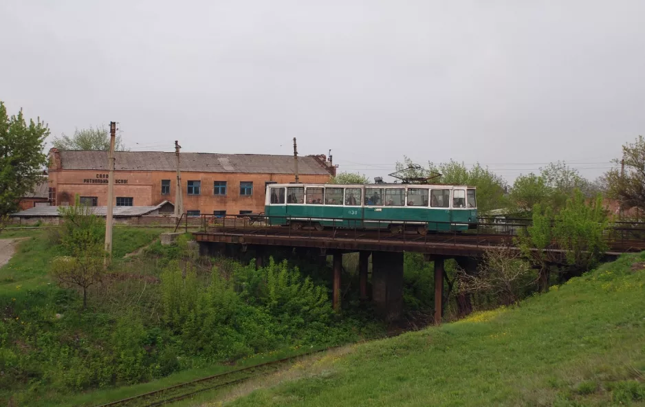 Jenakijeve sporvognslinje 4 med motorvogn 030 nær Vulytsya Tiunova (2011)