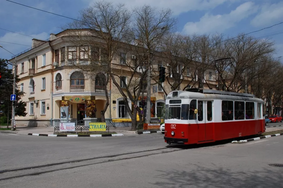 Jevpatorija sporvognslinje 3 med motorvogn 012 i krydset Frunze Street/Djemisheva Street (2011)