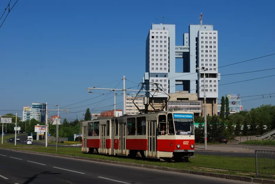 Kaliningrad sporvognslinje 5 med ledvogn 602 på Moskoskiy Prospekt (2012)