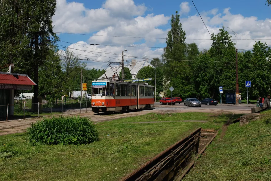 Kaliningrad sporvognslinje 5 med ledvogn 605 ved Alleya Smelykh St (2012)
