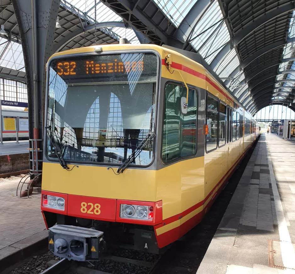 Karlsruhe regionallinje S32 med ledvogn 828 ved Karlsruhe Hbf (2020)