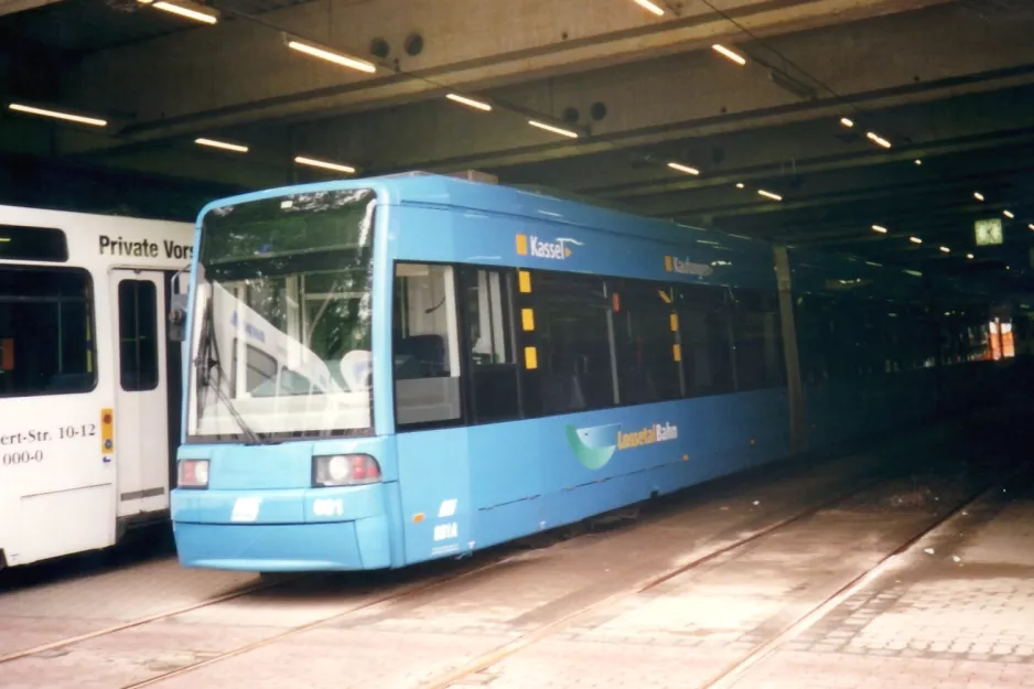 Kassel lavgulvsledvogn 601 inde i remisen Betriebshof Wilhelmshöher Allee (2002)