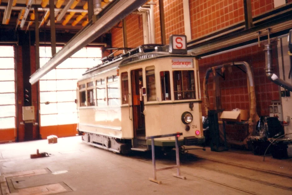 Kassel museumsvogn 214 inde i remisen Betriebshof Wilhelmshöher Allee (2002)