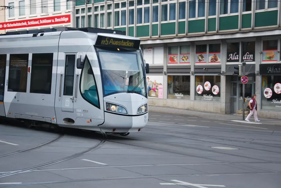 Kassel regionallinje RT5 med lavgulvsledvogn 707 "Rapunzel" nær Scheidemannplatz (2017)