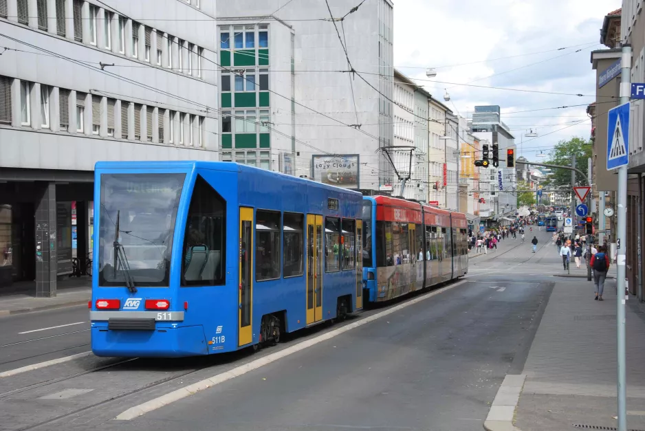 Kassel sporvognslinje 1 med lavgulvsbivogn 511 tæt på Rathaus / Fünffensterstraße (2022)