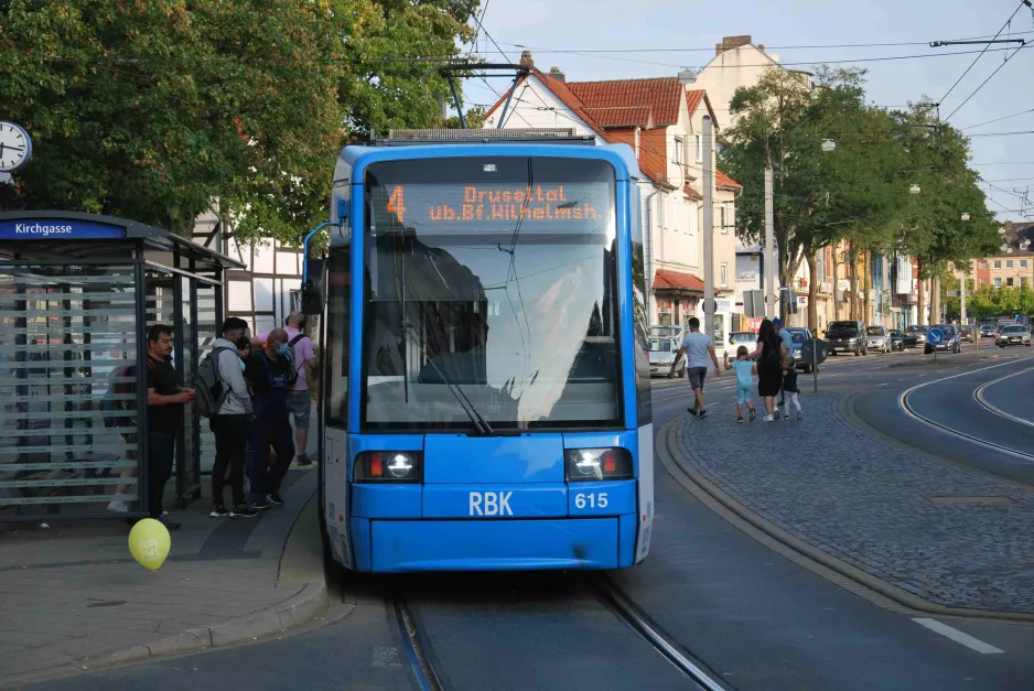 Kassel sporvognslinje 4 med lavgulvsledvogn 615 ved Kirchgasse (2022)