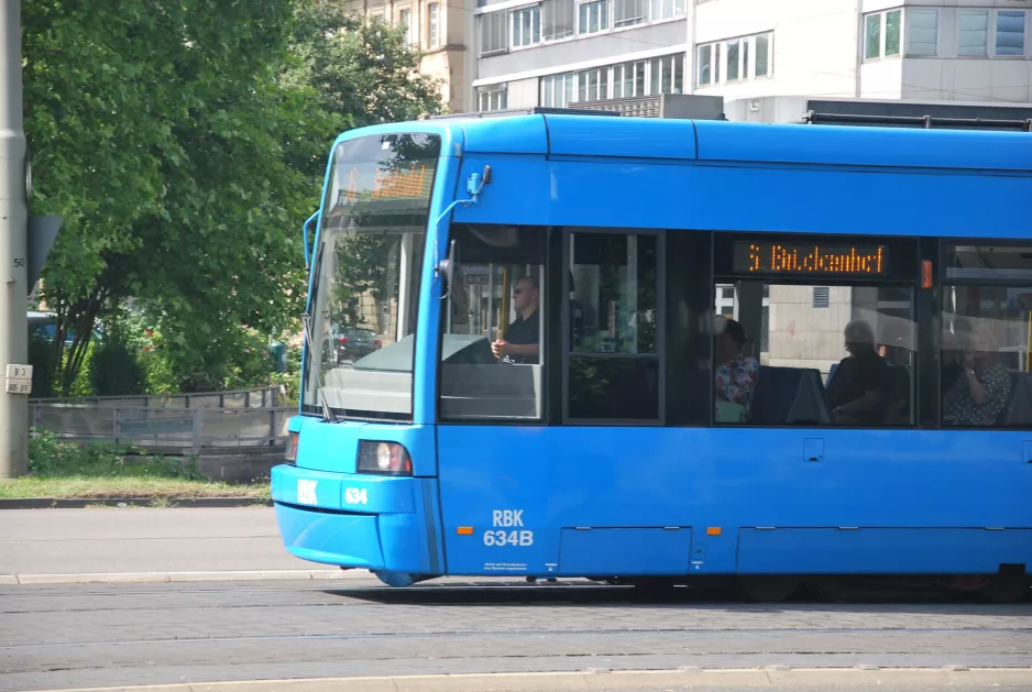 Kassel sporvognslinje 6 med lavgulvsledvogn 634 på Königsplatz (2017)