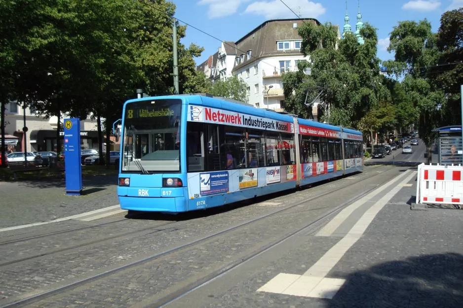 Kassel sporvognslinje 8 med lavgulvsledvogn 617 ved Bebel Platz (2010)