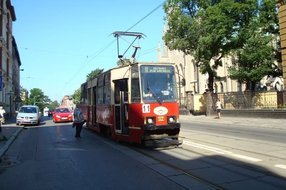 Katowice sporvognslinje T11 med motorvogn 694 ved Chozów, Florinska (2008)