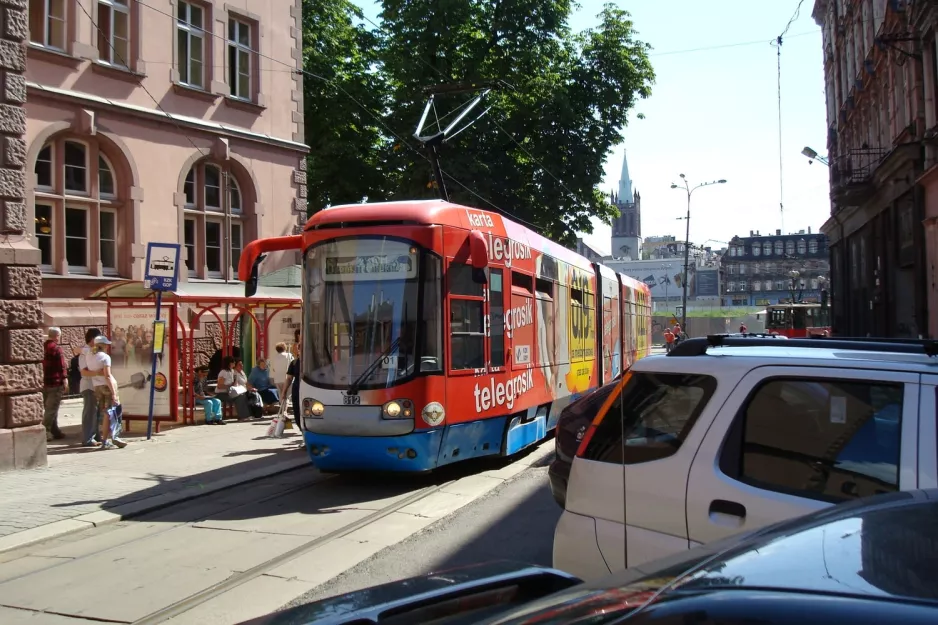 Katowice sporvognslinje T6 med lavgulvsledvogn 812 ved Sąd (2008)