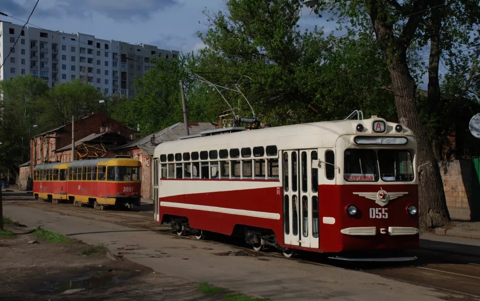 Kharkiv sporvognslinje 3 med motorvogn 3096 på Tsyharivs'kyi Ln (2011)