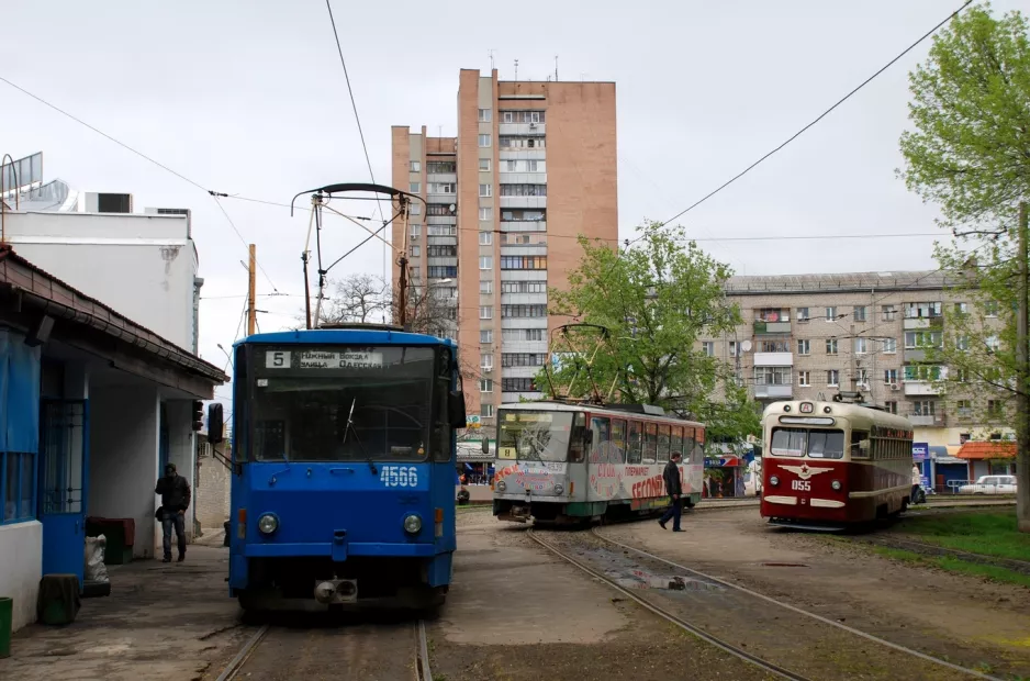 Kharkiv sporvognslinje 5 med motorvogn 4566 i krydset Haharina Avenue/Heriov Stalinhradu Avenue (2011)