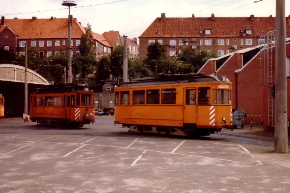 Kiel slibevogn 354 foran remisen Betriebshof Gaarden (1981)