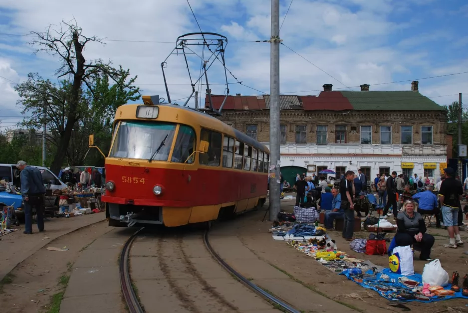 Kiev ekstralinje 11K med motorvogn 5854 ved Vulytsya Sklyarenko (2011)