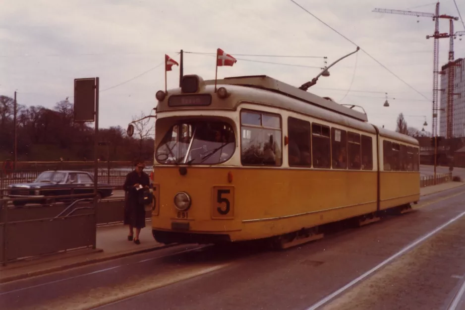 København sporvognslinje 5 med ledvogn 891 ved Ved Langebro (1972)