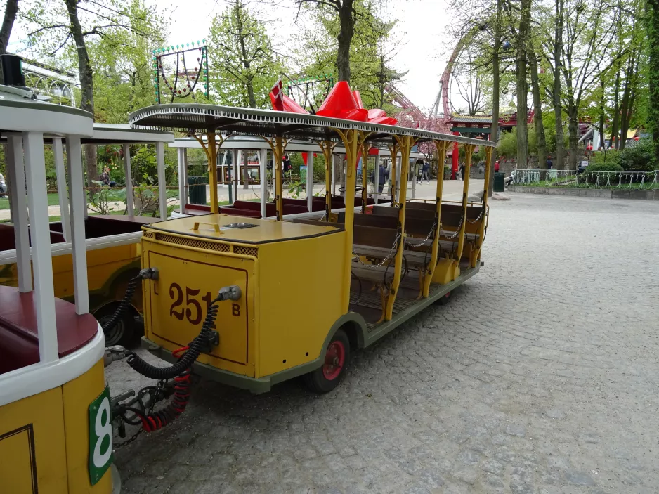 København Tivoli med åben modelbivogn 251 ved Linie 8 (2018)