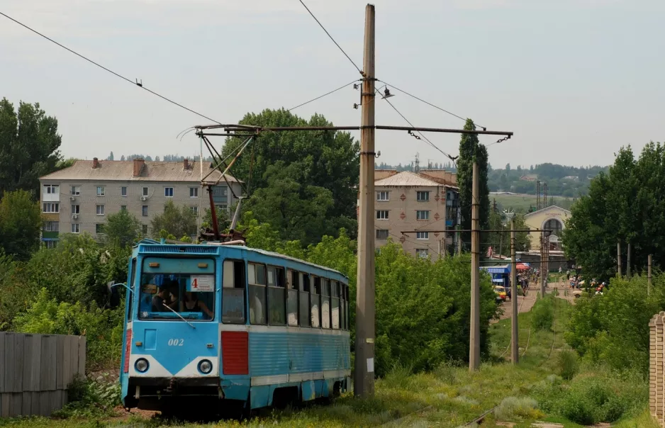Konstantinovka sporvognslinje 4 med motorvogn 002 i Konstantinovka (2012)