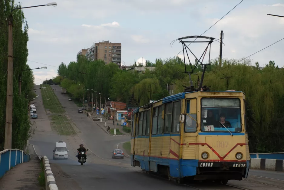 Kostjantynivka sporvognslinje 3 med motorvogn 007 på Yemelianova St (2011)