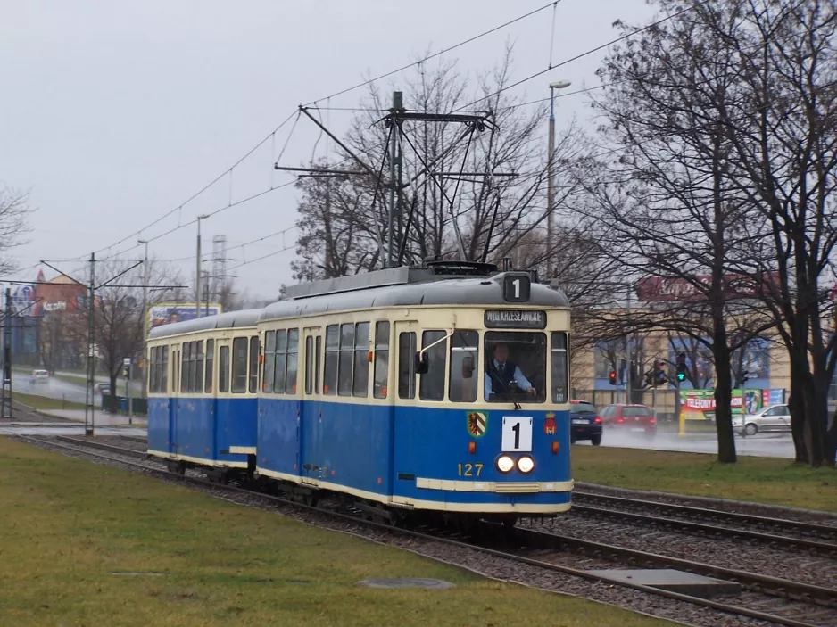 Kraków sporvognslinje 1 med motorvogn 127 ved Ogród Doświadczeń (2008)