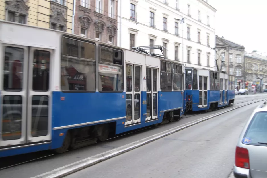 Kraków sporvognslinje 10 med motorvogn 803 på Stradomska (2011)