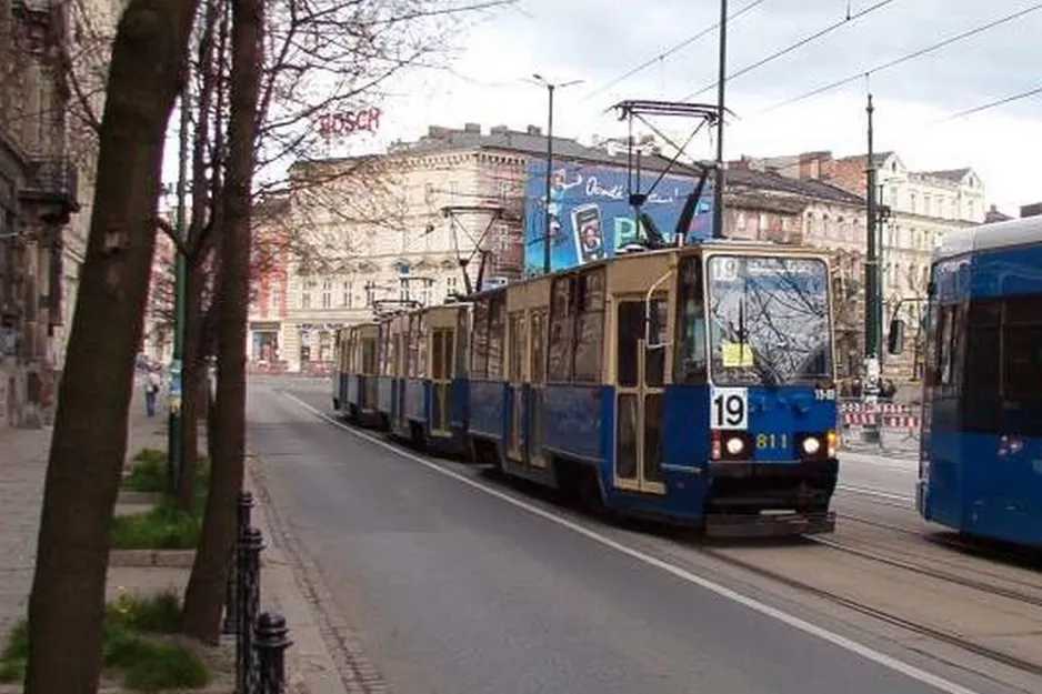 Kraków sporvognslinje 19 med motorvogn 811 på Baszttowa (2005)