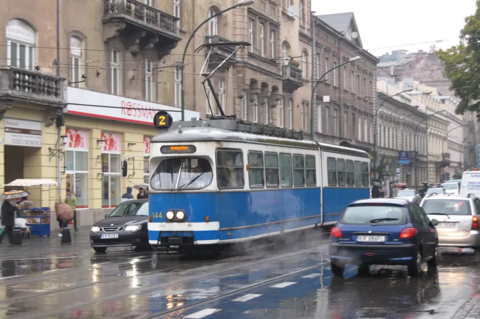 Kraków sporvognslinje 2 med ledvogn 144 ved Teatr Bagatela (2011)