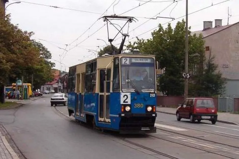 Kraków sporvognslinje 2 med motorvogn 380 på Tadeusza Kościuszki (2005)