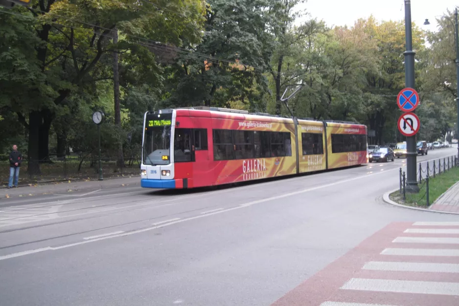 Kraków sporvognslinje 20 med lavgulvsledvogn 2016 på Basztowa (2011)