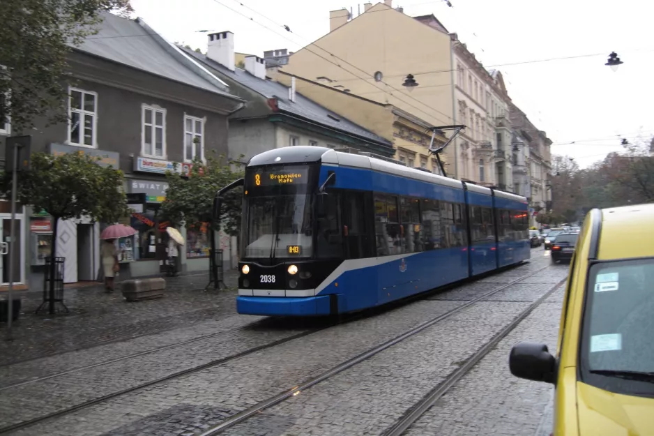 Kraków sporvognslinje 8 med lavgulvsledvogn 2038 på Stradomska (2011)