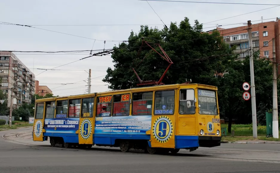 Kramatorsk sporvognslinje 3 med motorvogn 0056 i krydset Dnipropetrovska Street/Ordzhonikidze Street (2012)