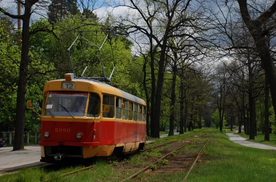 Kyiv sporvognslinje 12 med motorvogn 5990 på Pushcha-Vodytska Street (2011)