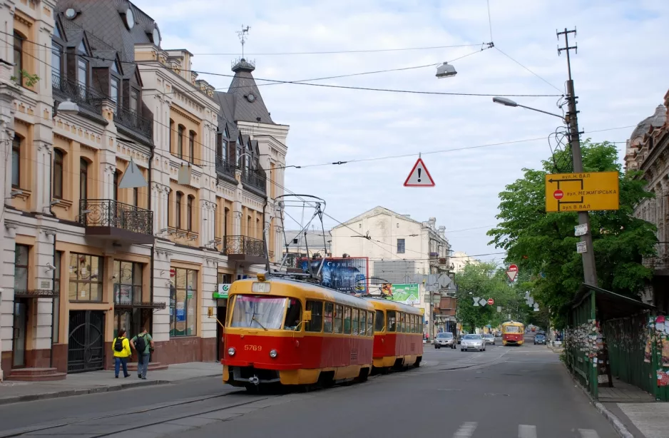 Kyiv sporvognslinje 14 med motorvogn 5769 på Kostiantynivska Street (2011)