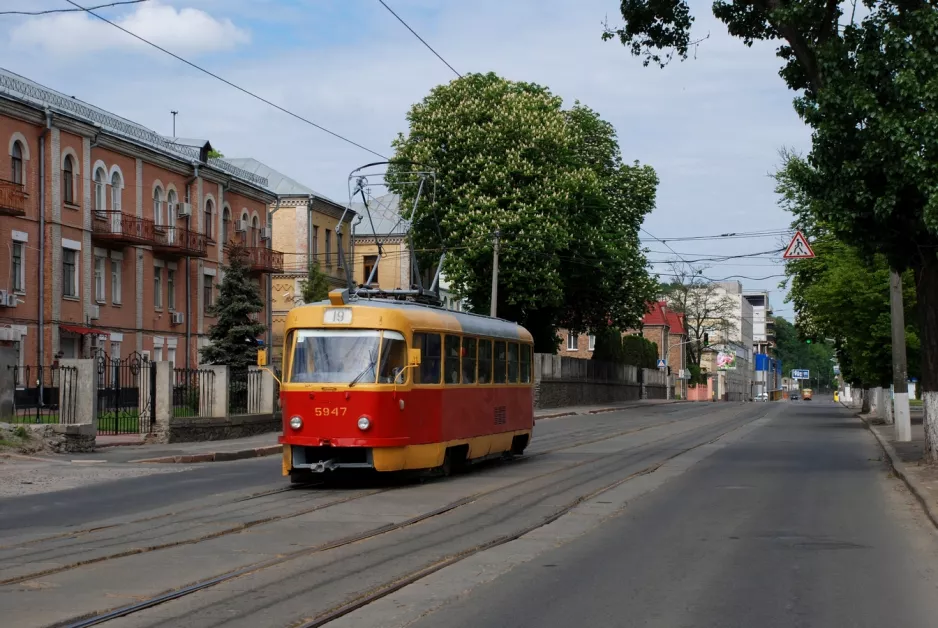 Kyiv sporvognslinje 19 med motorvogn 5947 på Kyrylivska Street (2011)