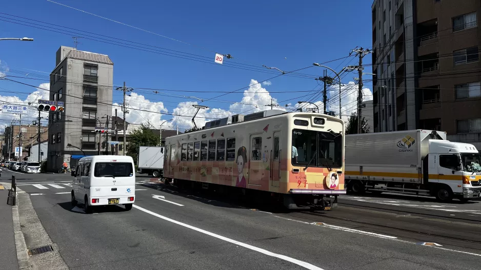 Kyoto Arashiyama Line med motorvogn 624 nær Nishiōji-Sanjō (2023)