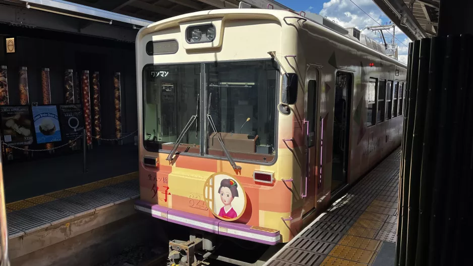 Kyoto Arashiyama Line med motorvogn 624 ved Arashiyama (2023)