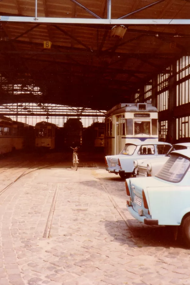 Leipzig motorvogn 5242 inde i depotremisen Georg-Schumann Straße (1990)